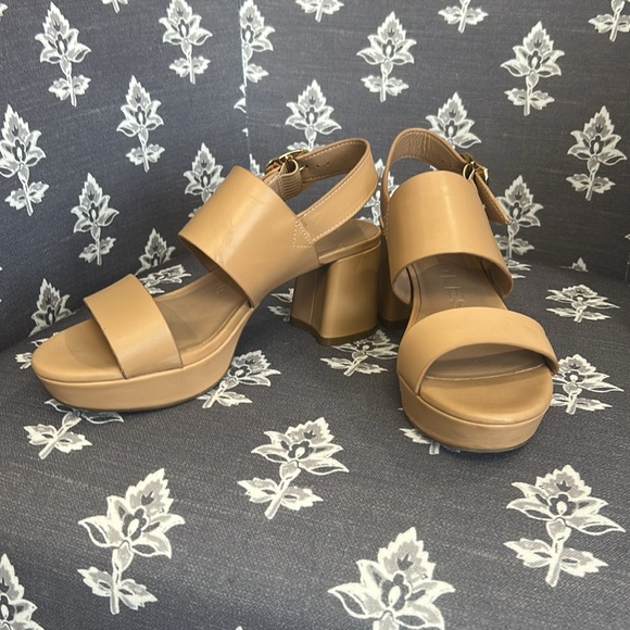 Aerosoles Women's Tan Sandals - Picture 2 of 4